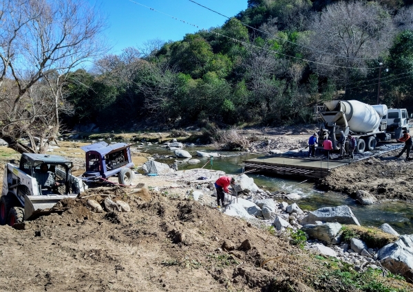 La Falda: comenz&oacute; la reconstrucci&oacute;n del vado en barrio Molino de Oro