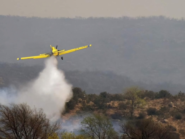 Contin&uacute;a el incendio en La Cumbre y hay un fuerte reinicio en San Esteban