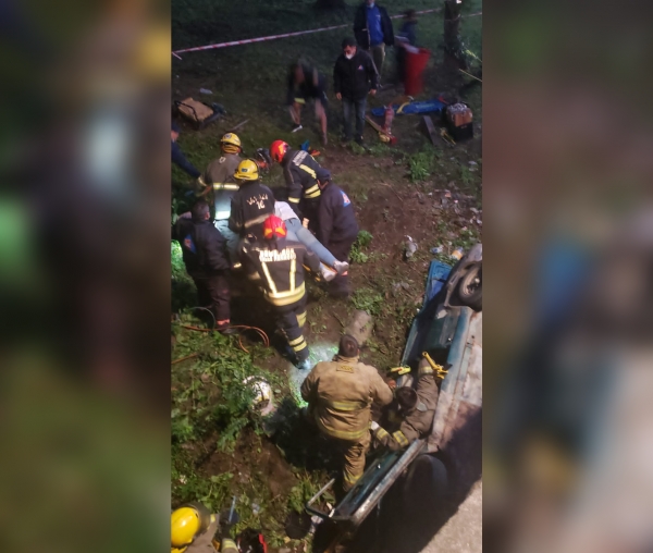 Un auto cay&oacute; del puente en Huerta Grande, hay tres heridos