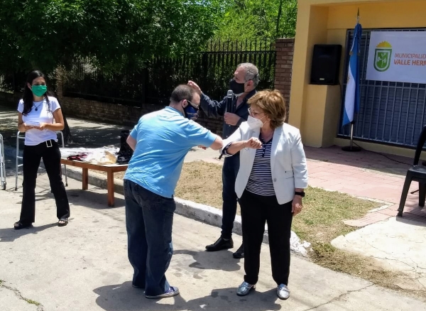 Valle Hermoso: entregaron subsidios y otros beneficios al Taller Manitos de Barro