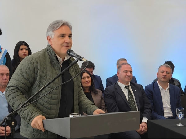 Dos ambulancias para el Hospital y millones de pesos para obras: los anuncios de Llaryora en La Falda