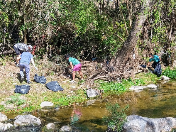 Nueva jornada de limpieza del r&iacute;o en Valle Hermoso