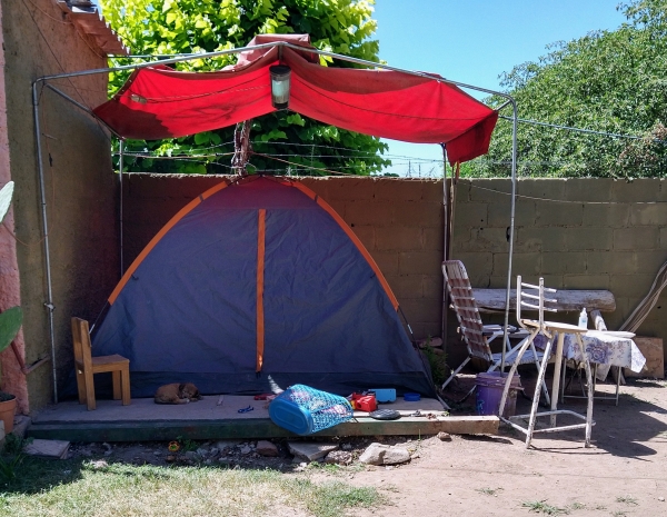 Una familia qued&oacute; en la calle y est&aacute;n viviendo en una carpa