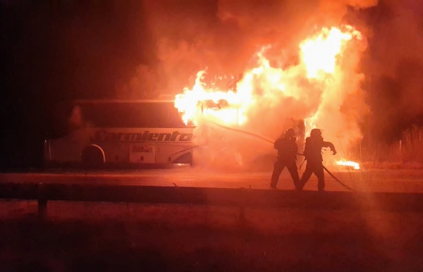 Un colectivo se incendi&oacute; por completo sobre la ruta 38