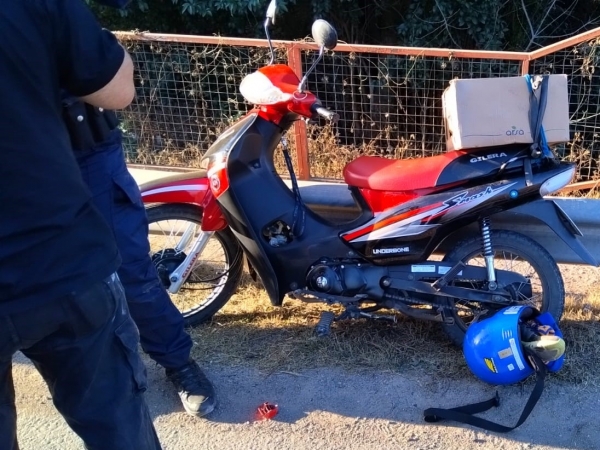 Un hombre de 78 a&ntilde;os lucha por su vida luego de que un automovilista chocara su moto