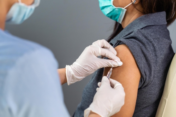 COVID-19: vacunan con primeras y segundas dosis de manera espontánea en La Falda