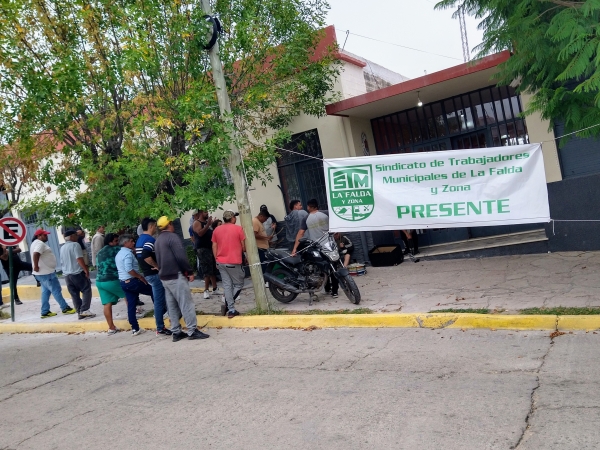 Sin acuerdo, se cumple el quinto d&iacute;a de paro de los trabajadores municipales de Huerta Grande