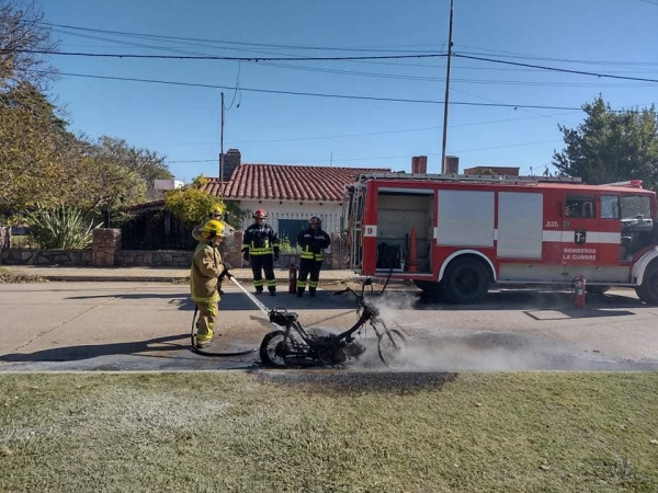 Motocicleta incendiada en La Cumbre (Foto: Sole Aguirre)
