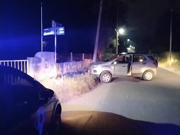 Conducía alcoholizada y terminó chocando contra un poste en La Falda