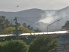 Bomberos y aviones hidrantes combaten un incendio forestal desatado en Villa Giardino