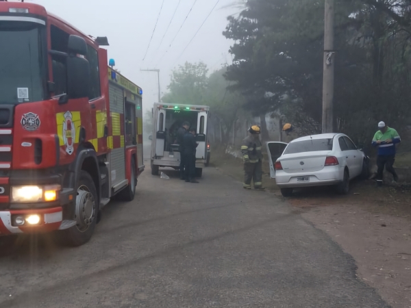 Perdi&oacute; el control del auto y termin&oacute; chocando contra un poste en la ruta 38