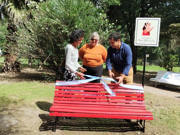 Valle Hermoso: inauguraron dos bancos rojos en homenaje a v&iacute;ctimas de femicidio