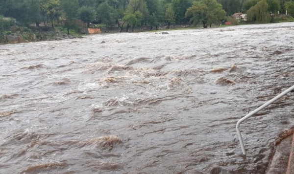 Solicitan precauci&oacute;n ante la crecida de r&iacute;os serranos
