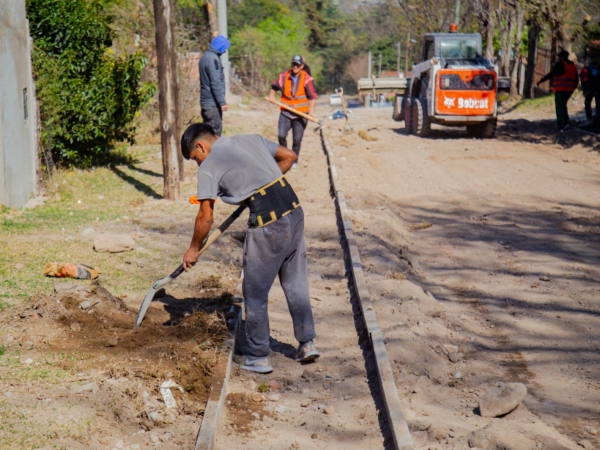 Contin&uacute;an las obras de adoquinado en calles de La Falda