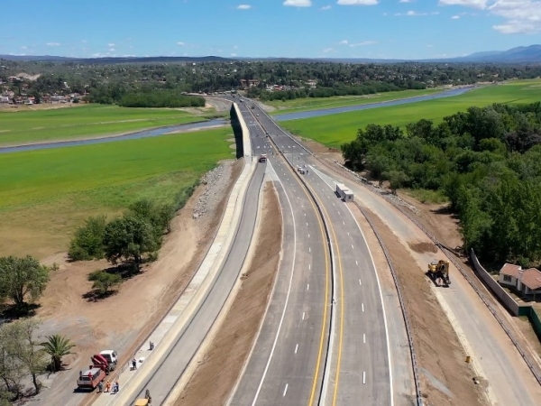 Schiaretti y Llaryora habilitaron un nuevo tramo de la Autov&iacute;a Punilla