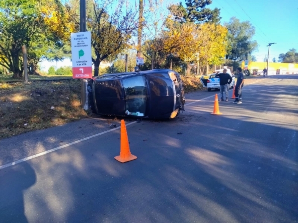 Perdi&oacute; el control del auto y qued&oacute; tumbado sobre ruta 38