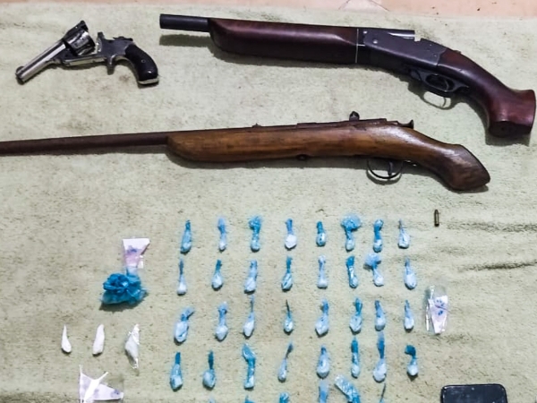 Secuestro de drogas y armas en Cosquín: una mujer detenida