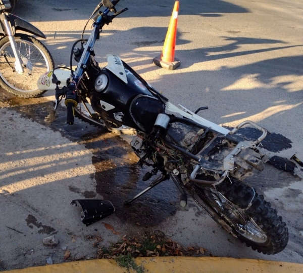 Motociclista pas&oacute; con sem&aacute;foro en rojo y choc&oacute; a un utilitario en La Falda