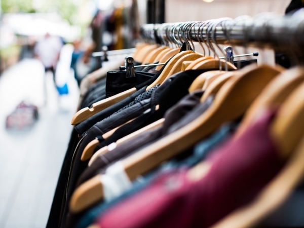Las ventas minoristas cayeron 13,7% anual en diciembre y cerraron 2023 con una baja de 3,4%