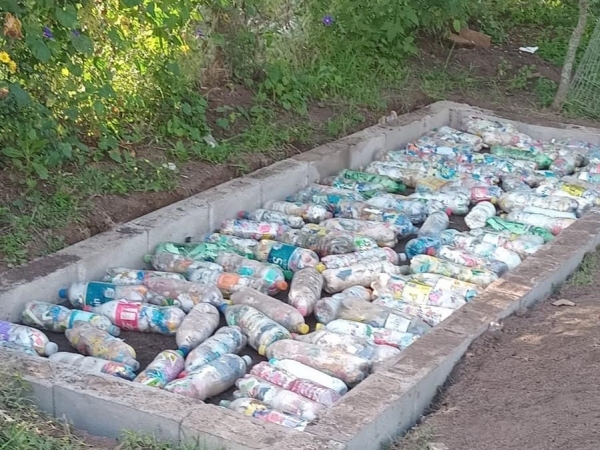 Econom&iacute;a circular en Villa Giardino: el municipio utiliza ecobotellas en construcciones