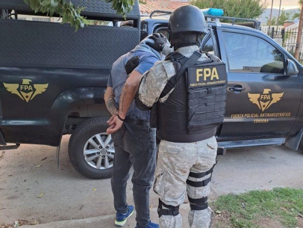 Junto a su expareja y un "empleado" administraban tres puntos de venta de drogas en Cosqu&iacute;n