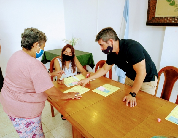 Huerta Grande: entregaron cheques de asistencia a damnificados por el temporal