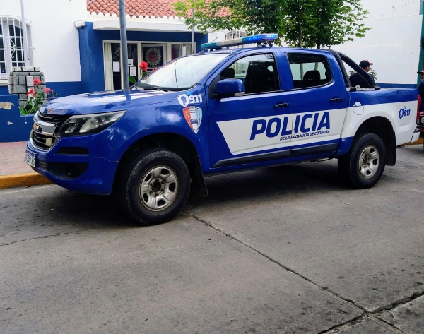 La Falda: dos j&oacute;venes agredieron a polic&iacute;as que quisieron controlarlos