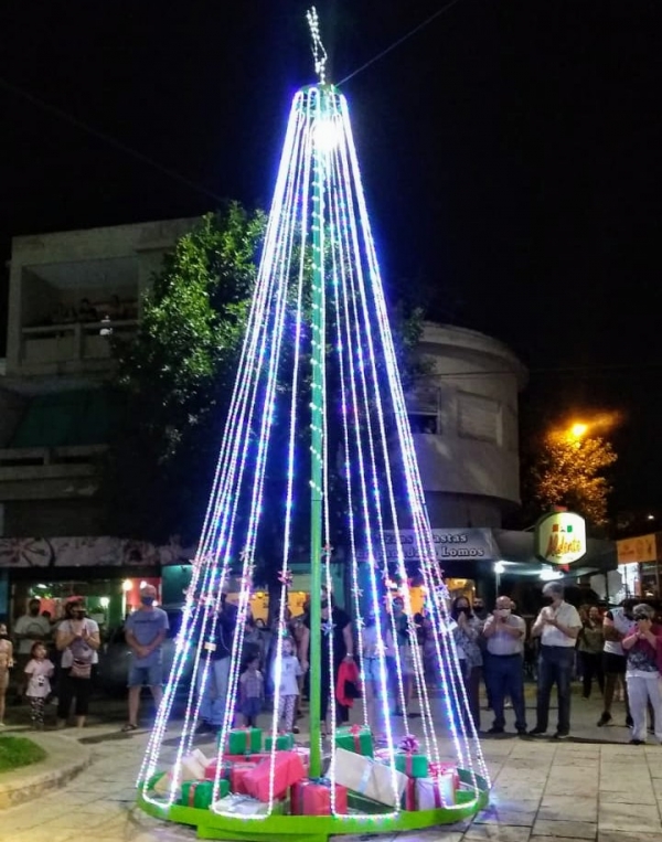 La Falda encendi&oacute; su &aacute;rbol navide&ntilde;o con un mensaje esperanza
