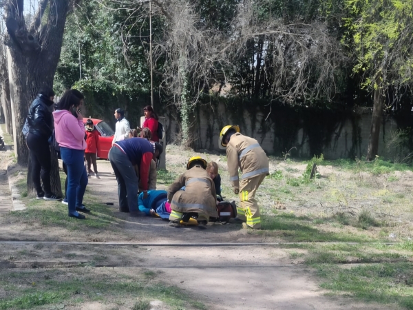 Accidente entre el Tren de las Sierras y una moto en Villa Giardino: una mujer resultó herida