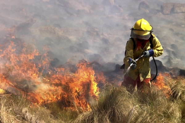Capilla del Monte: bomberos combaten incendios originados por rayos