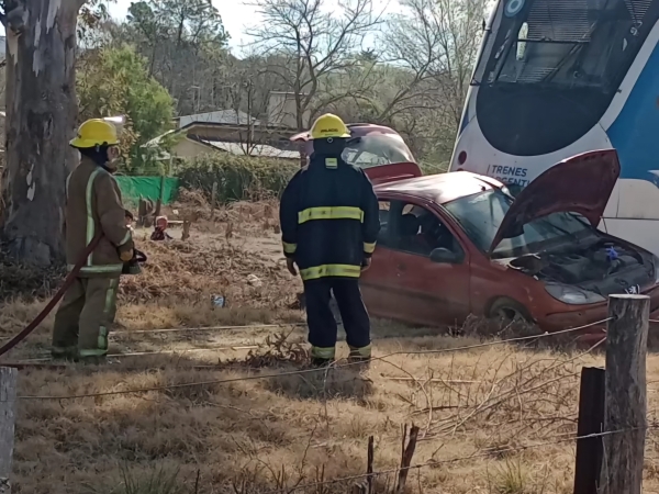 Accidente entre el Tren de las Sierras y un auto en Cosqu&iacute;n