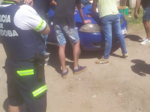 El momento de la aprehensi&oacute;n de los sujetos (Foto: Polic&iacute;a URD Punilla norte)