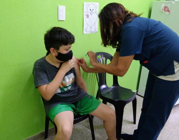 COVID-19: ministras y ministros de Salud del país acordaron iniciar la vacunación de refuerzo en niños de 5 a 11 años