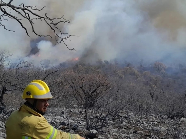 Con vientos m&aacute;s calmos contin&uacute;a el combate contra el fuego en Punilla