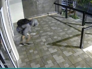 Rompi&oacute; un vidrio e ingres&oacute; a robar a un local de Huerta Grande