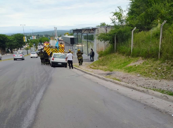 La Falda: una mancha de aceite en el pavimento provoc&oacute; un accidente