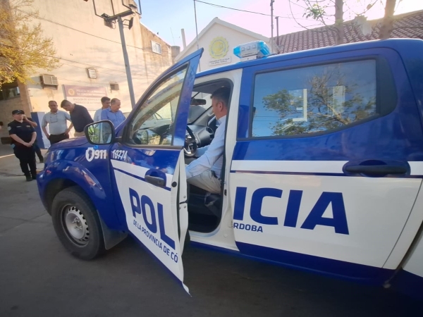 La Falda: entregaron un nuevo m&oacute;vil policial ante la p&eacute;rdida de uno en los incendios