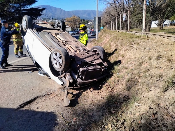 Un autom&oacute;vil volc&oacute; sobre ruta 38