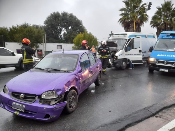 Choque en Valle Hermoso: una ambulancia que trasladaba a un paciente colision&oacute; con un auto