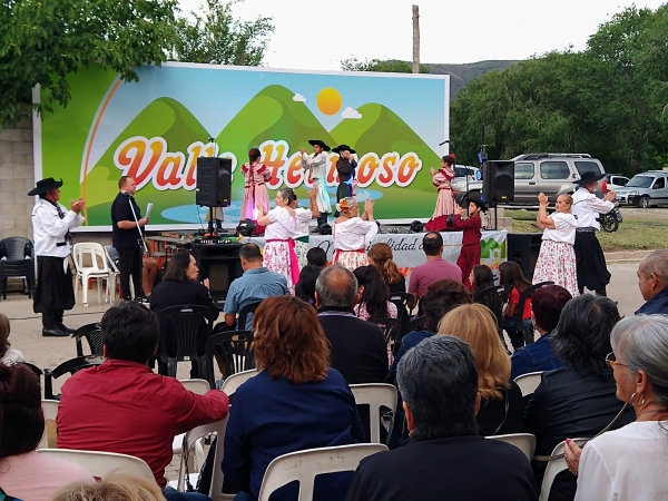 Colorido cierre anual de talleres culturales en Valle Hermoso
