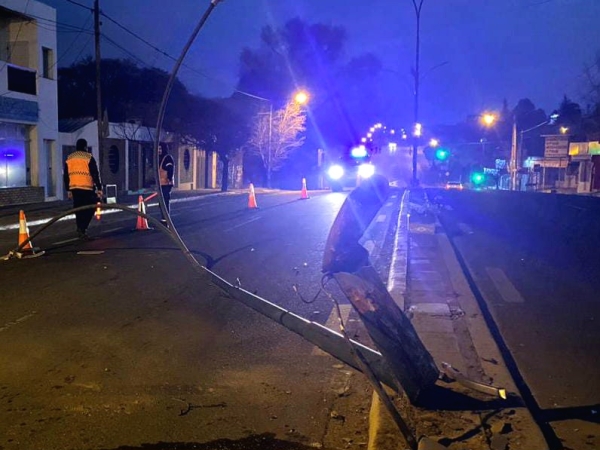 Valle Hermoso: un autom&oacute;vil choc&oacute; contra un poste de luz sobre ruta 38