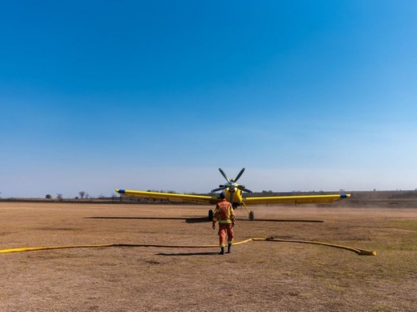 Los aviones son abastecidos en el Aer&oacute;dromo de La Cumbre (Foto Bomberos La Cumbre)