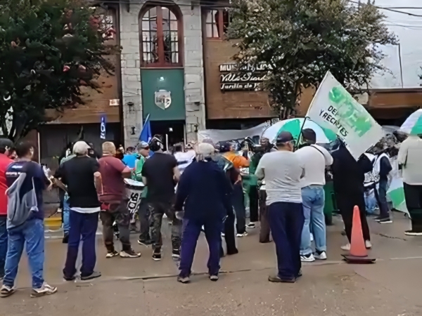 Sigue el plan de lucha de municipales en Villa Giardino: olla popular y protesta frente al muncipio