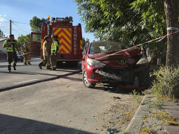 La Falda: conduc&iacute;a ebrio y termin&oacute; arriba de una vereda chocando un poste y un &aacute;rbol