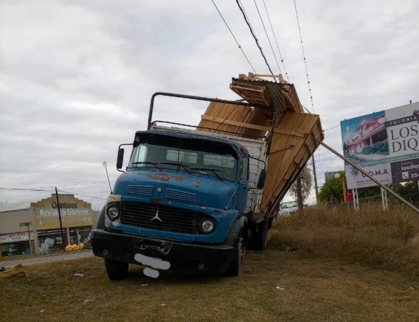Un cami&oacute;n se cruz&oacute; de carril y casi vuelca sobre ruta 38