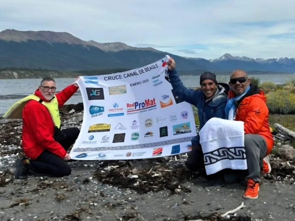 Hist&oacute;rico: un nadador de Cosqu&iacute;n logr&oacute; un doble cruce del Canal Beagle