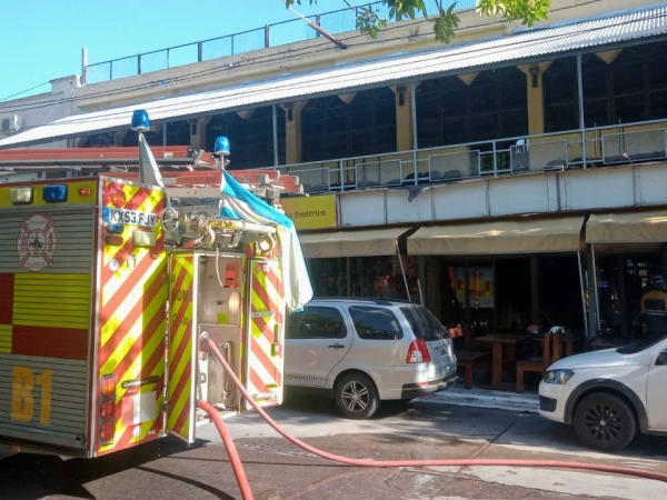 Bomberos sofocaron un incendio en un local c&eacute;ntrico de La Falda