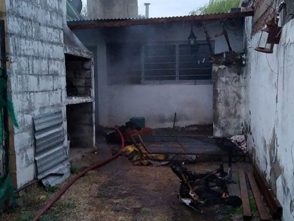 La Cumbre: bomberos extinguieron un incendio domiciliario