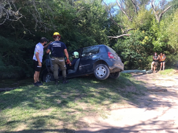 Un auto cay&oacute; a una barranca en Villa Giardino