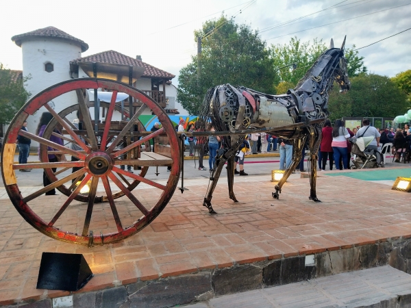 Con un gran espect&aacute;culo qued&oacute; inaugurada la Escultura de la Tradici&oacute;n en Valle Hermoso